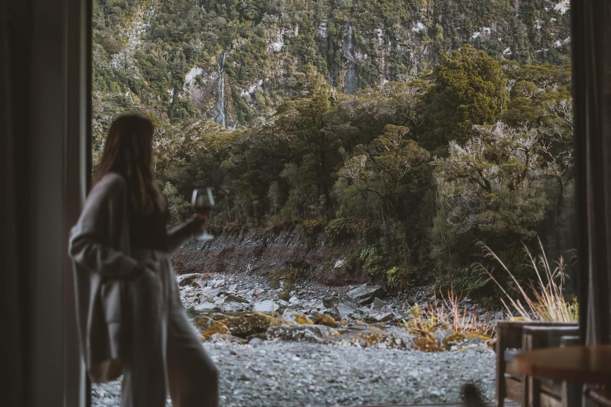 Milford Sound Lodge ภายนอก รูปภาพ